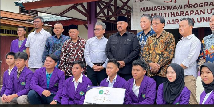 Suasana penyerahan beasiswa PT MHU bersama Bupati Kukar dan seluruh jajaran Civitas Akademika Unikarta. (Istimewa)