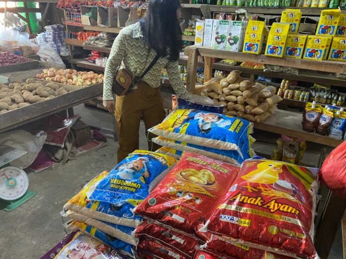 Situasi salah satu toko penjual beras di Pasar Tangga Arung. (Ady/Radarkukar)