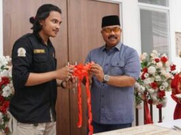 Bupati Kukar, Edi Damansyah, saat meresmikan hasil renovasi asrama mahasiswa Kukar di Makassar. (Istimewa)