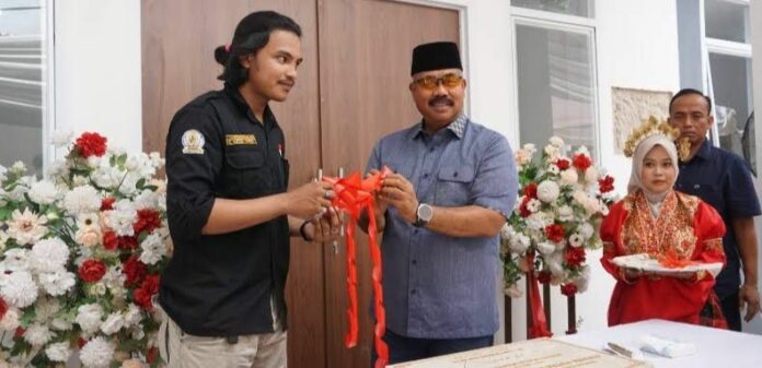 Bupati Kukar, Edi Damansyah, saat meresmikan hasil renovasi asrama mahasiswa Kukar di Makassar. (Istimewa)