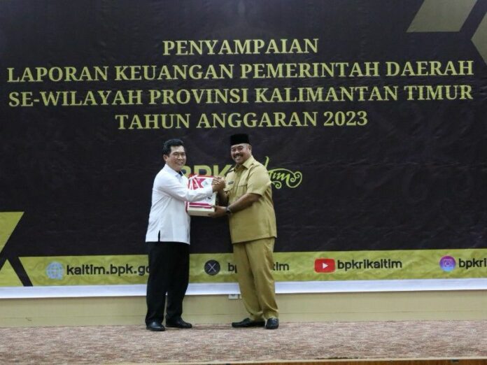 Bupati Kukar saat menyerahkan LKPD tahun anggaran 2023 ke BPK Perwakilan Kaltim (Istimewa)