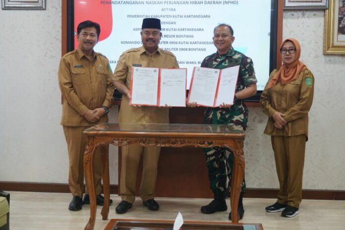 Suasana penandatangan NPHD yang dilakukan oleh Bupati Kukar bersama dengan TNI-Polri. (Istimewa)