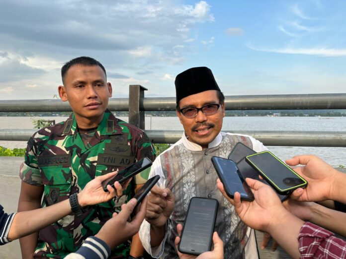 Kepala Distanak Kukar, Muhamad Taufik, didampingi oleh Kasdim 0906/Kukar, Mayor (Inf) Mahfudz. (Ady/Radarkukar)