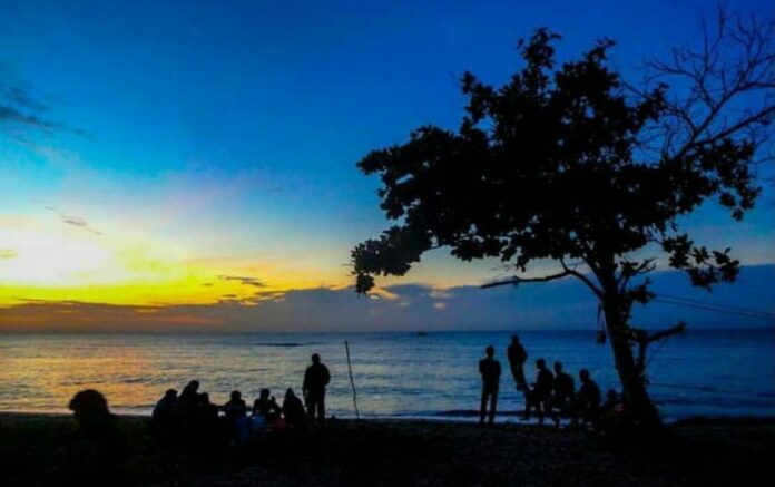 Suasana kunjungan wisatawan di Pantai Tanah Merah Samboja. (Istimewa)