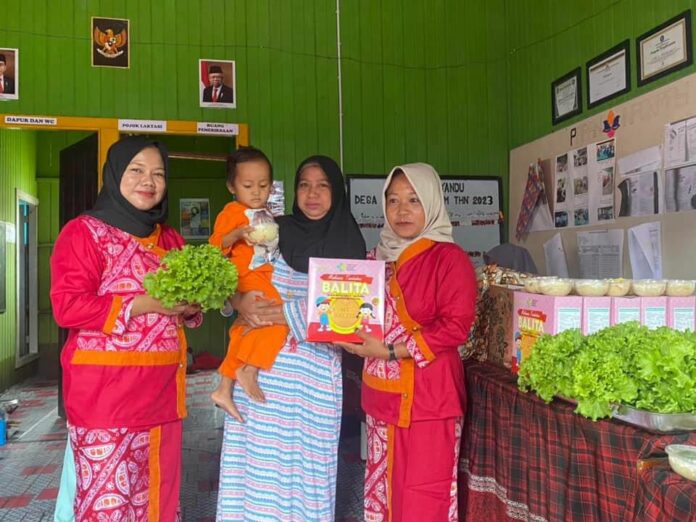 Aktivitas membagikan makanan bernutrisi di Posyandu Desa Muara Enggelam. (Istimewa)