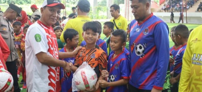 Suasana pembukaan Festival Sepakbola Usia Dini yang digelar di Lapangan Mini Soccer Komplek Stadion Aji Imbut, Tenggarong Seberang. (Istimewa)