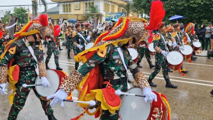 Suasana Kemeriahan Kirab Drumband Genderang Suling Canka Lokananta Taruna Akmil di Kukar. (Ady/Radarkukar)