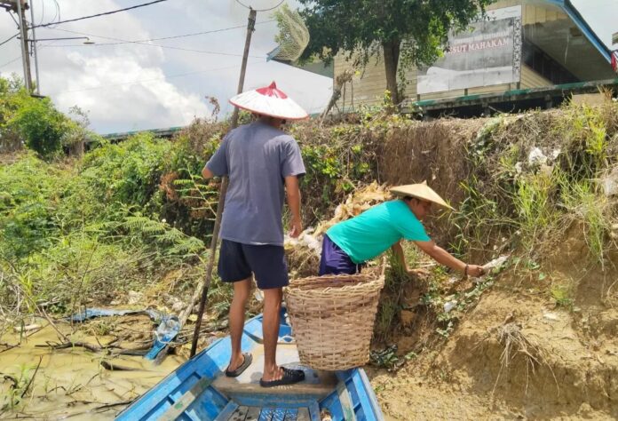 Suasana gotong royong warga dalam membersihkan perairan di Desa Pela. (Istimewa)