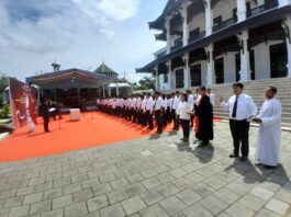 Suasana pelantikan anggota PPK yang dilaksanakan di Halaman Kedaton Kesultanan Kutai Kartanegara Ing Martadipura. (Ady/Radarkukar)