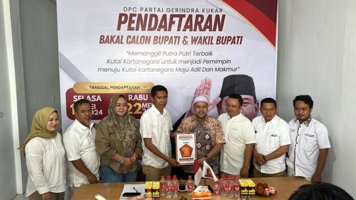 Suasana pengembalian formulir pendaftaran Bacalon Wakil Bupati Kukar oleh Akhmed Reza Fachlevi, ke Bapilu Gerindra Kukar. (Ady/Radarkukar)