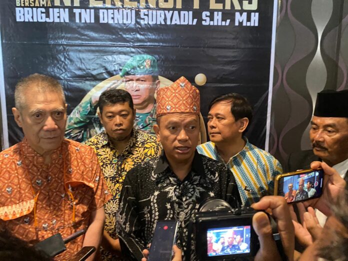 Brigjen TNI Dendi Suryadi, saat menjumpai awak media usai melaksanakan Talk Show (Ady/Radarkukar)