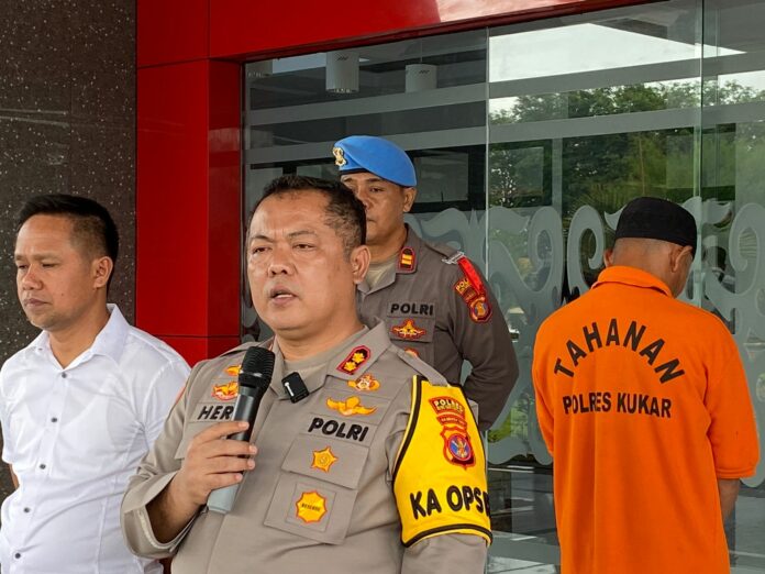 Kapolres Kukar, AKBP Heri Rusyaman saat melakukan pers rilis pengungkapan kasus persetujuan anak dibawah umur yang dilakukan Polres Kukar. (Ady/Radarkukar)