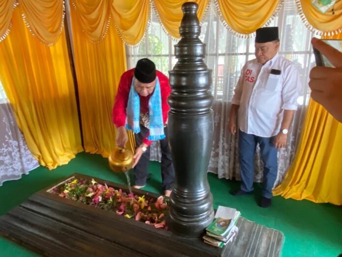 Suasana ziarah makam yang di gelar Didi Tasidi (Ady/Radarkukar)