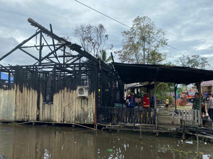 Suasana pemadaman api yang dilakukan oleh Disdamkarmatan Kukar, dibantu oleh sejumlah pihak baik itu TNI, Polri dan Relawan. (Ady/Radarkukar)