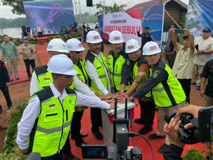 Suasana pelaksanaan groudbreaking sebagai penanda dimulainya proyek pembangunan Jembatan Sebulu. (Ady/Radarkukar)