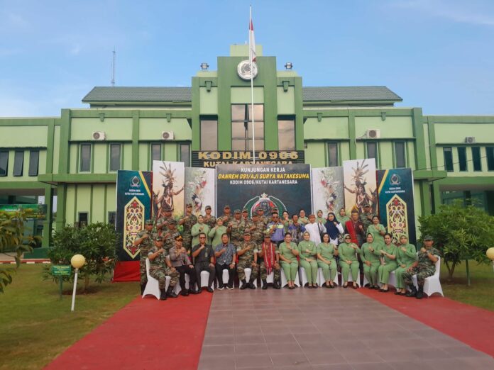 Kodim 0906/KKR saat menerima kunjungan perdana rombongan Danrem 091/ASN, Brigjen TNI Anggara Sitompul. (Ady/Radarkukar)