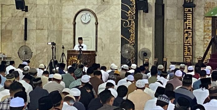 Bupati Kukar, Edi Damansyah, saat menyampaikan sambutannya sebelum pelaksanaan Sholat Idul Adha. (Ady/Radarkukar)