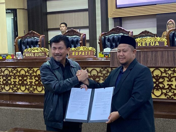 Suasana Rapat Paripurna ke-12 Masa Sidang III yang membahas tentang Raperda Pertanggungjawaban APBD 2023. (Ady/Radarkukar)