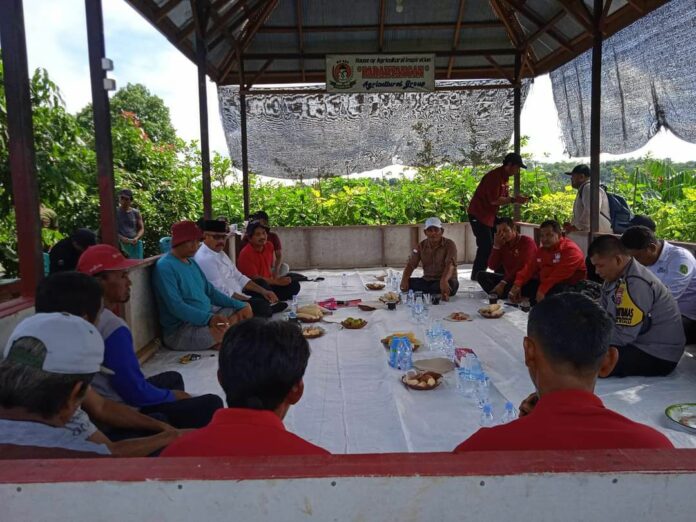 Suasana Kunjungan Edi Damansyah, ke Poktan Parahyangan di Desa Jembayan. (Istimewa)