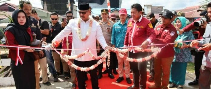 Suasana peresmian jembatan di Desa Sedulang, Kecamatan Muara Kaman. (Istimewa)