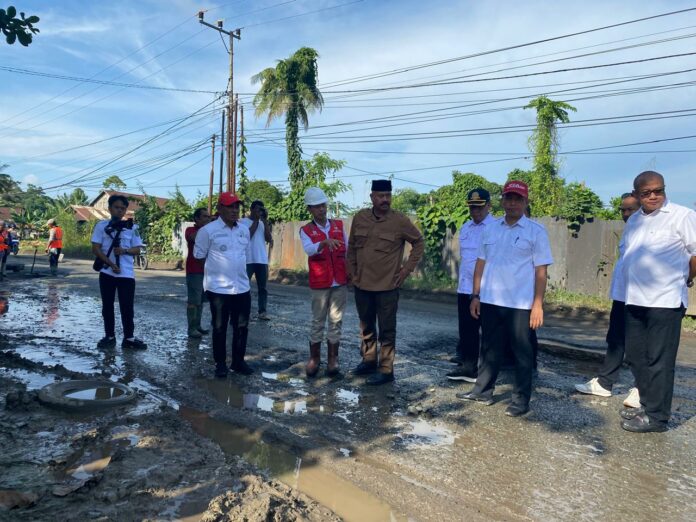 Bupati Kukar, Edi Damansyah, saat meninjau langsung ruas jalan yang rusak parah di Desa Rempanga, Kecamatan Loa Kulu. (Ady/Radarkukar)