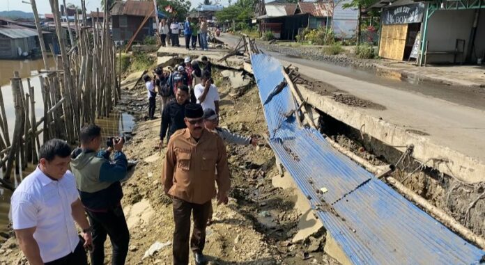 Bupati Kukar, Edi Damansyah, saat meninjau jalan yang longsor di Jembayan (Ady/Radarkukar)