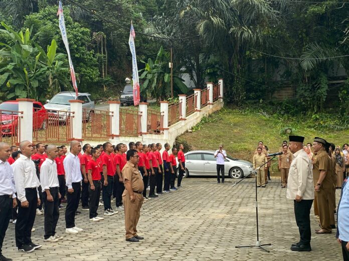 Bupati Kukar, Edi Damansyah, bersama para peserta program Kukar Siap Kerja. (Ady/Radarkukar)