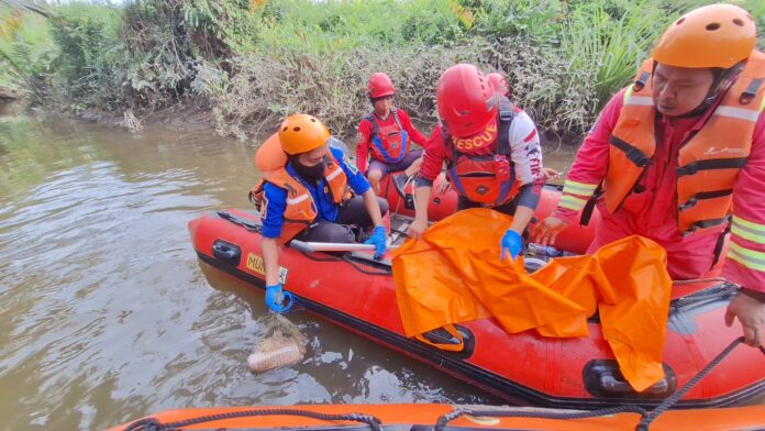 Proses evakuasi bagian tubuh korban. (Istimewa)