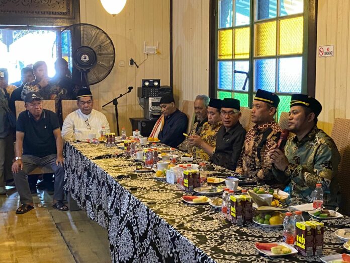 Bapaslon Gubernur dan Wakil Gubernur Kaltim, Rudy Mas’ud dan Seno Aji saat bersilaturahmi dengan puluhan lembaga adat di Kukar. (Ady/RadarKukar)