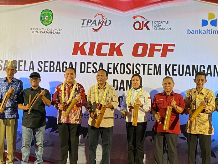 Suasana pelaksanaan Kick Off Program EKI di Desa Pela. (Ady/Radarkukar)