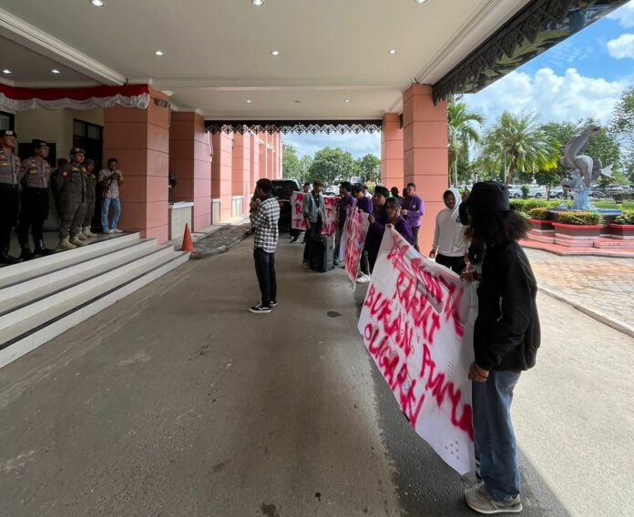 Suasana aksi yang digelar Aliansi Gerakan Mahasiswa Kukar, di Halaman Kantor DPRD Kukar. (Ady/Radarkukar)