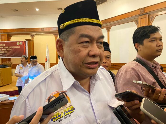 AYL saat diwawancarai awak media usai dinyatakan memenuhi syarat pencalonan bupati dan wakil bupati Kukar lewat jalur independen. (Ady/Radarkukar)