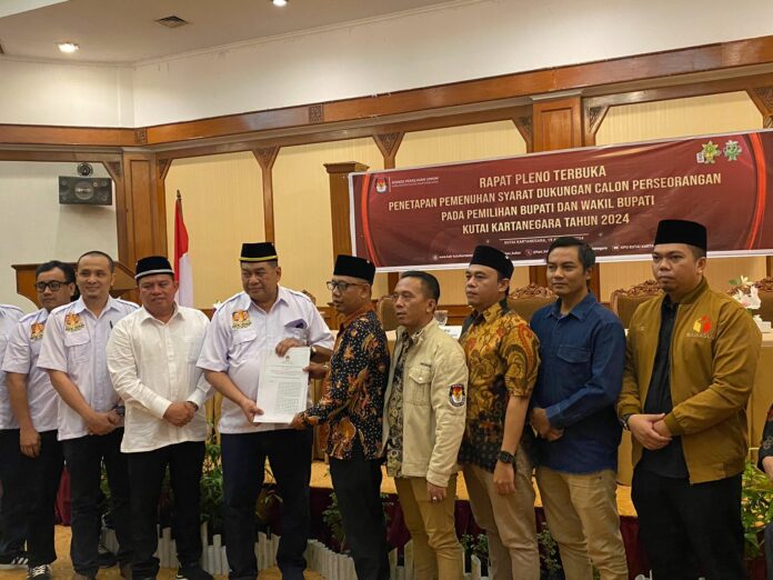 Suasana Rapat Pleno Terbuka Penetapan Pemenuhan Syarat Dukungan Calon Perseorangan yang digelar di Hotel Elty Singgasana, Tenggarong. (Ady/Radarkukar)