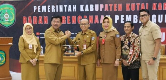 Sekkab Kukar, Sunggono, bersama TPPS Kota Bontang. (Istimewa)