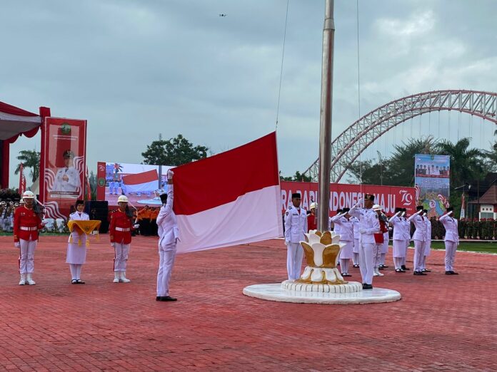 Suasana pelaksanaan HUT ke-79 RI di halaman Kantor Bupati Kukar. (Ady/RadarKukar)