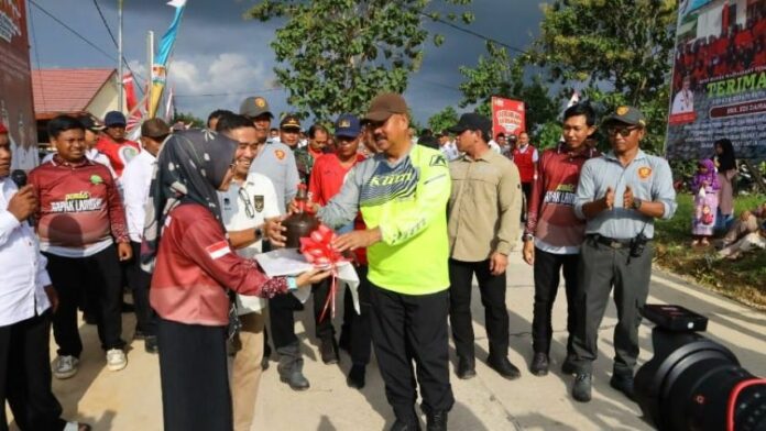 Bupati Kukar saat meninjau dan meresmikan jalan di Desa Rapak Lambur. (Istimewa)