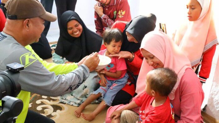 Bupati Kukar, Edi Damansyah, saat memberi makan anak-anak yang mendapat intervensi program pengentasan stunting. (Istimewa)