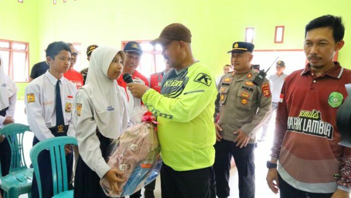 Suasana penyaluran bantuan perlengkapan sekolah di Desa Rapak Lambur. (Istimewa) 