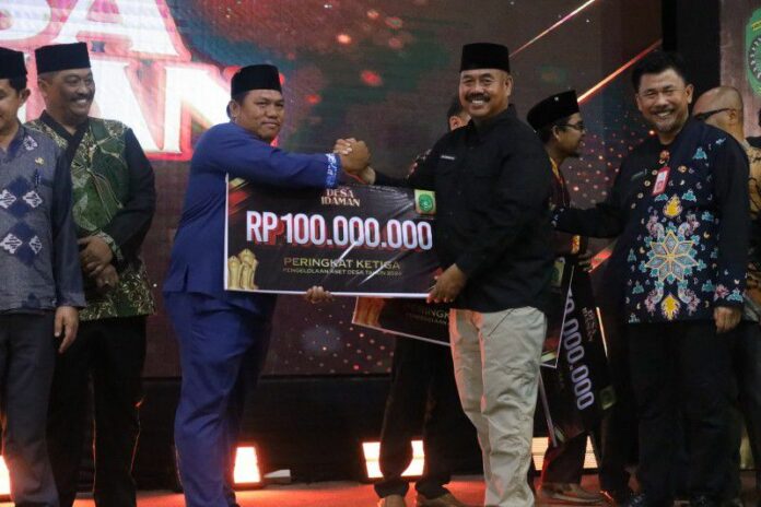 Suasana penyerahan penghargaan Anugerah Desa Idaman tahun 2024 (Istimewa)