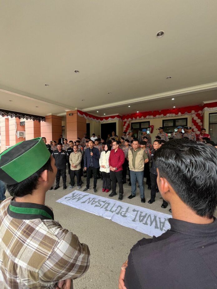 Suasana aksi kawal putusan MK di kantor DPRD Kukar. (Ady/Radarkukar)