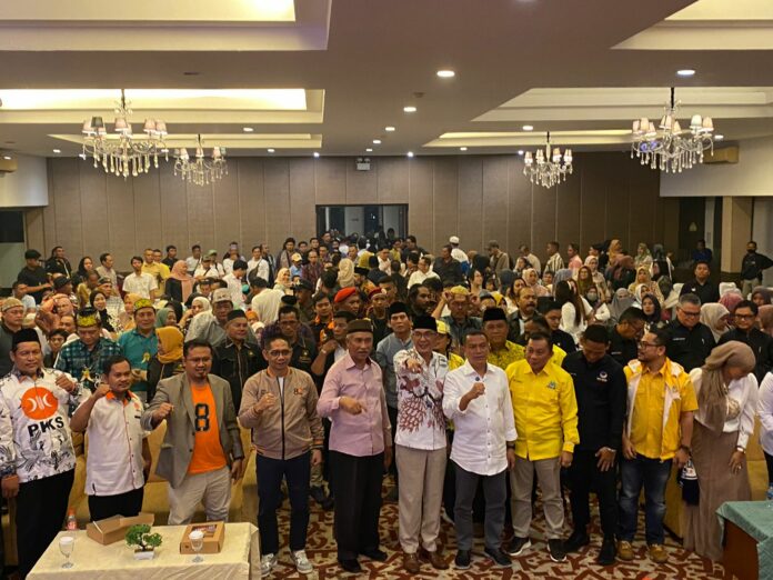 Sesi foto bersama saat rapat konsolidasi pasangan DEAL di Hotel Grand Fatma Tenggarong. (Ady/Radarkukar)