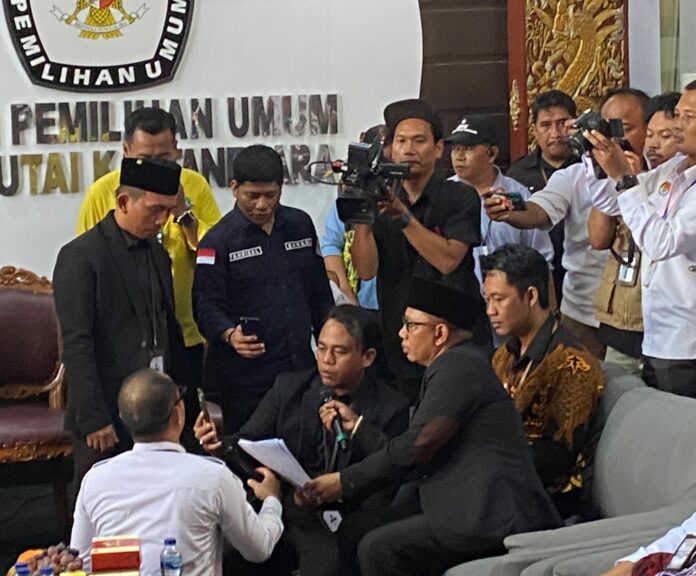 Anggota KPU Kukar didampingi anggota Bawaslu saat melakukan Vidio Call terhadap Ketua DPC Partai Golkar, Hasanudin Mas’ud (Ady/Radarkukar)