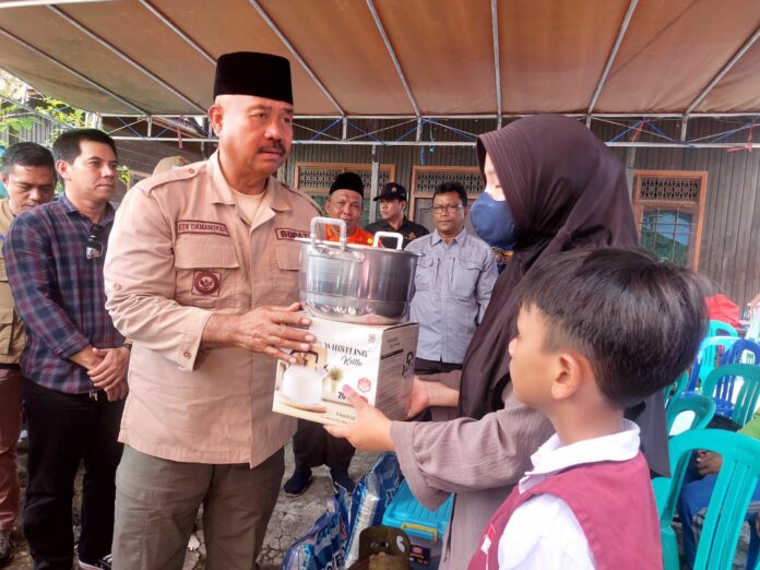 Suasana Kunjungan Bupati Kukar, Edi Damansyah ke lokasi kebakaran di Jalan Gunung Belah. (Istimewa)