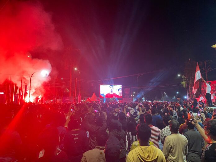 Suasana Nobar Timnas di Videotron Simpang Empat Pendopo Bupati Kukar. (Ady/Radarkukar)