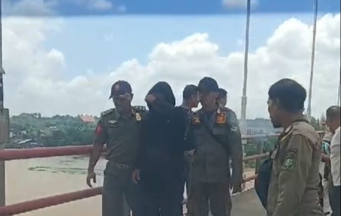 Suasana penyelamatan korban yang hendak terjun dari Jembatan Kartanegara. (Istimewa)