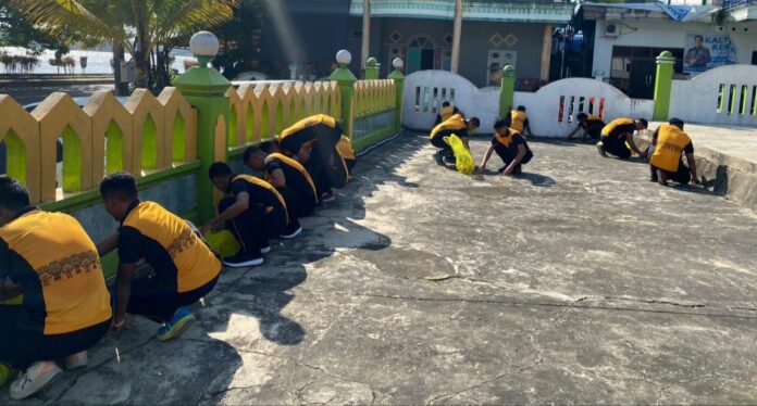 Suasana kegiatan bersih-bersih yang digelar personil kepolisian di Tenggarong. (Istimewa)