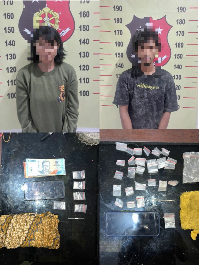 Kedua tersangka bersama barang bukti yang berhasil diamankan pihak kepolisian. (Istimewa)