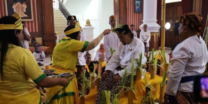 Suasana Upacara Beluluh yang dijalankan oleh Sultan Kutai Kartanegara Ing Martadipura, Aji Muhammad Arifin. (Istimewa)