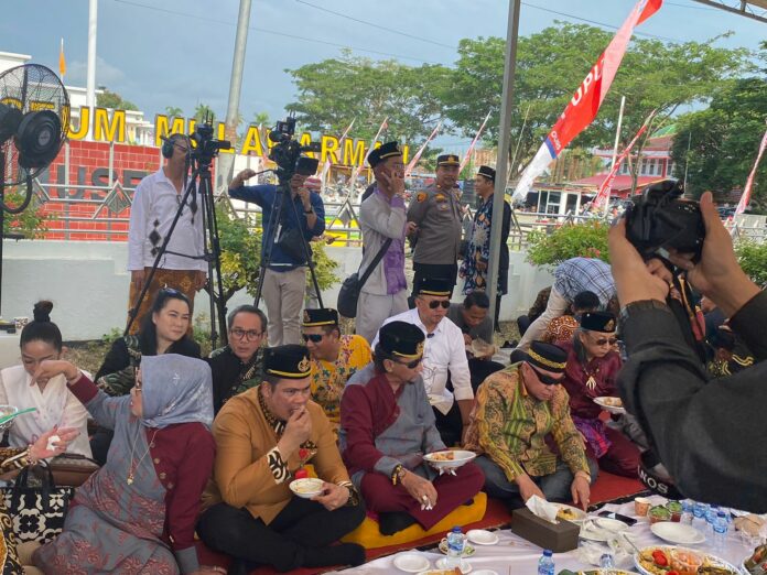 Suasana pelaksanaan jamuan makan beseprah. (Ady/Radarkukar)