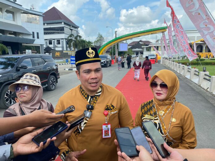 Pjs Bupati Kukar sekaligus Kepala Dinas ESDM Kaltim, Bambang Arwanto. (Ady/Radarkukar)